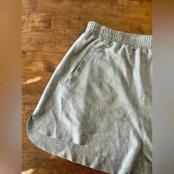 Lush suede-like shorts size Small - Picture 3 of 6